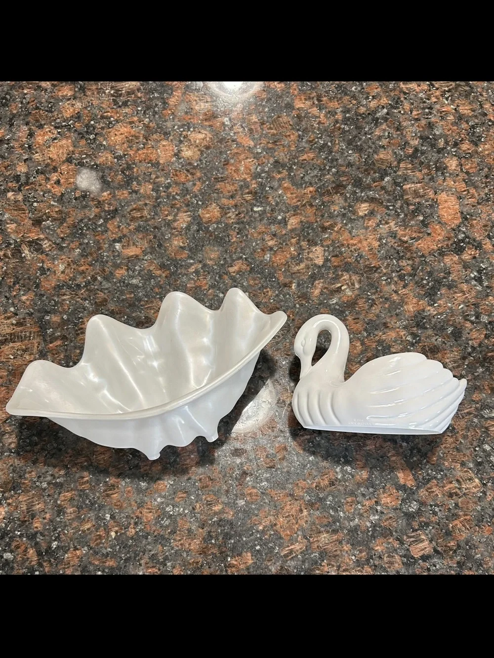 Set of 2 White Plastic Swan Trinket Dish & Shell Bowl Set